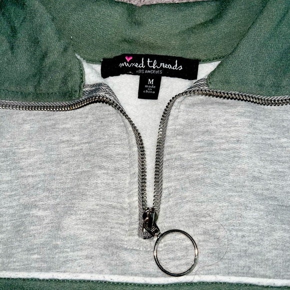 A little nice chill jacket is worn and zipper works perfectly fine Size: Medium - Picture 2 of 2